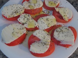 Recept online: Rybí salát s rajčaty: Sytý předkrm z bílého rybího masa, vajec, majonézy a rajčat