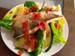 Recept online: Smažený pstruh se salátem: Pstruh smažený v okořeněném těstíčku se salátem z brambor, rajčat, cibule a kopru