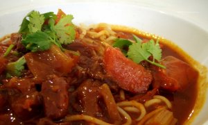 Recept online: Tradin gul: Hovz po maarsku - duen maso s paprikou, cibul, rajaty, bramborem  a zakysanou smetanou
