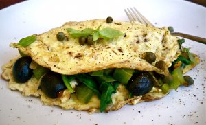 Recept online: Vajen omeleta s letn zeleninou: Lehk vajen omeleta s blkovm snhem plnn poduenou letn zeleninou