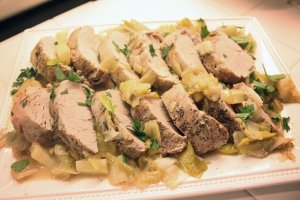 Recept online: Vepřové maso se zeleninou: Kusy vepřového masa povařeného s brambory, mrkví, cibulí a pórkem
