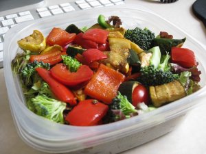 Recept online: Zapečená zelenina s jemnou omáčkou: Zapečená kořeněná rajčata a cukety s bílou omáčkou