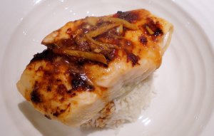 Recept online: Zapečený losos s řeřichovou zálivkou: Filety z lososa zapečené s rozmixovnou řeřichou, rajčaty, cibulí, česnekem a smetanou